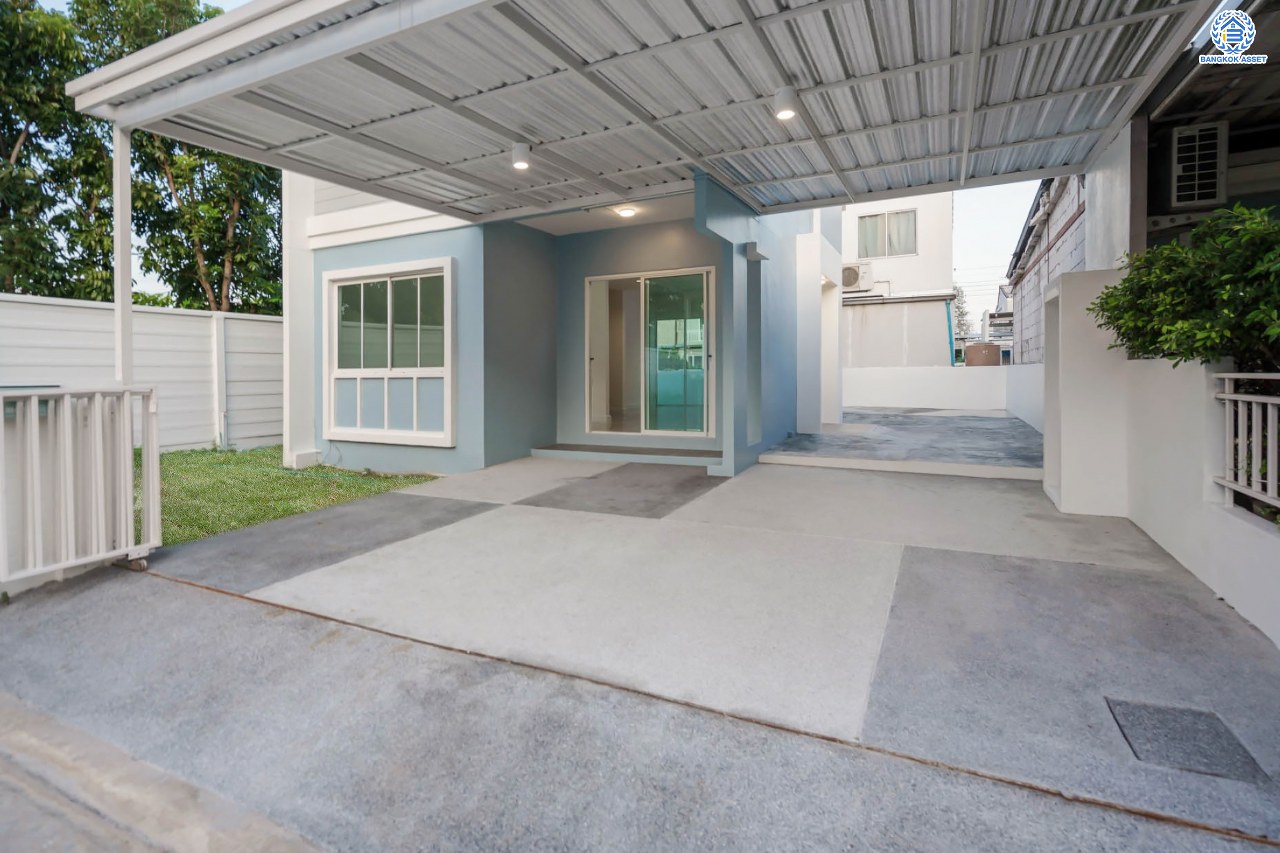 บ้านมือสองตกแต่งใหม่ โครงการ เดอะวิลเลจ แจ้งวัฒนะ-ติวานนท์ หลังมุม เนื้อที่ 55 ตร.ว. ดีไซน์ตอบทุกไลฟ์สไตล์ ฟังก์ชัน 3 ห้องนอน 2 ห้องน้ำ จอดรถได้ 2 คัน Living ชั้นล่างกว้างขวาง สามารถกั้นเป็นห้องเพิ่มได้สบาย ๆ บนทำเลติดถนนใหญ่ เชื่อมต่อทุกเส้นทาง ใกล้รถไฟฟ้าสายสีชมพู "สถานีแจ้งวัฒนะ-ปากเกร็ด28" และจุดขึ้นทางด่วน "ศรีสมาน"